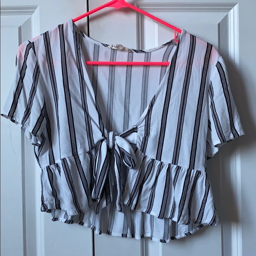 black and white flowy top🖤🤍